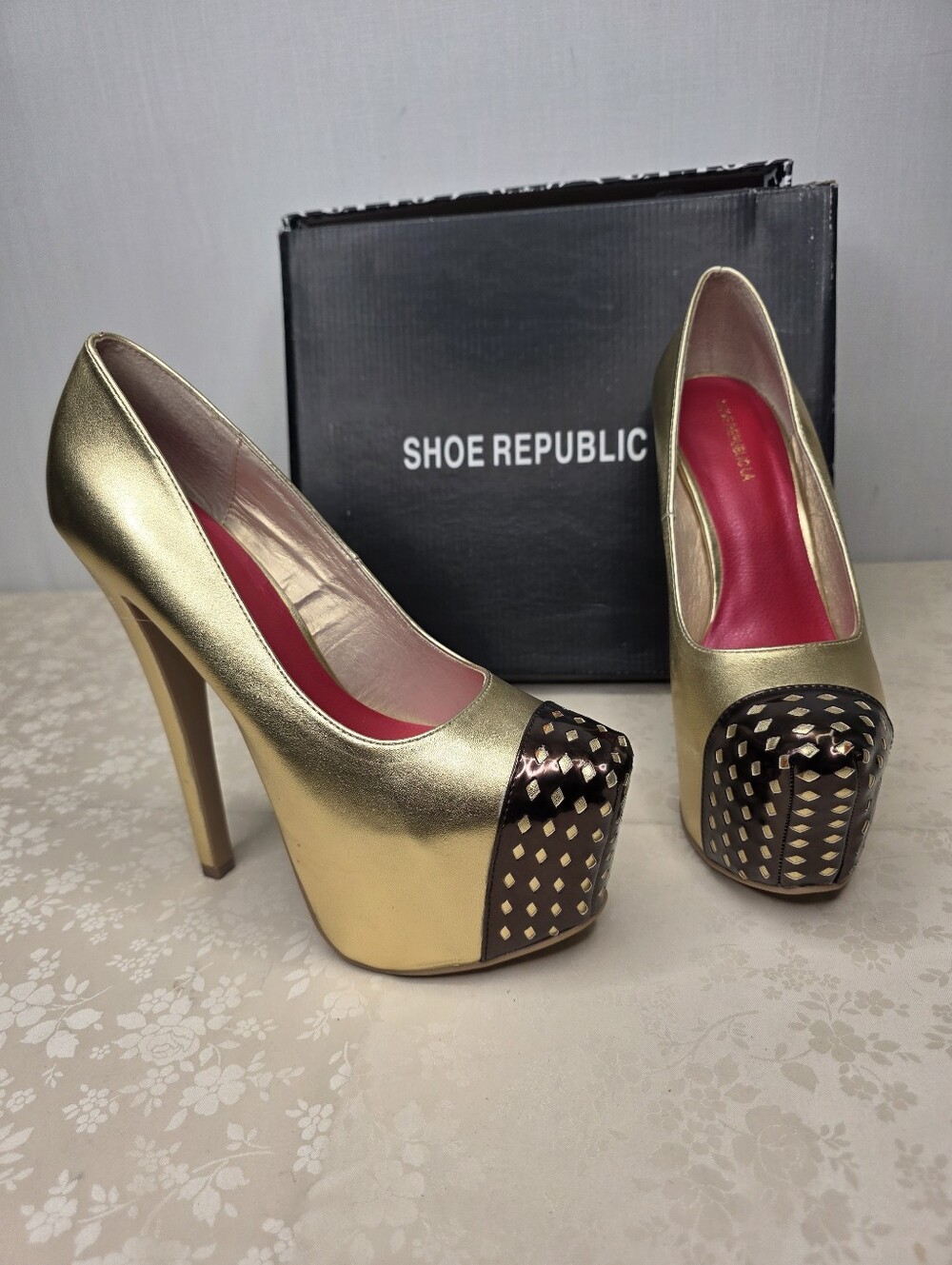 Shoe Republic LA Venerable Gold Platform Pumps High Heels Stilettos Size 7.5